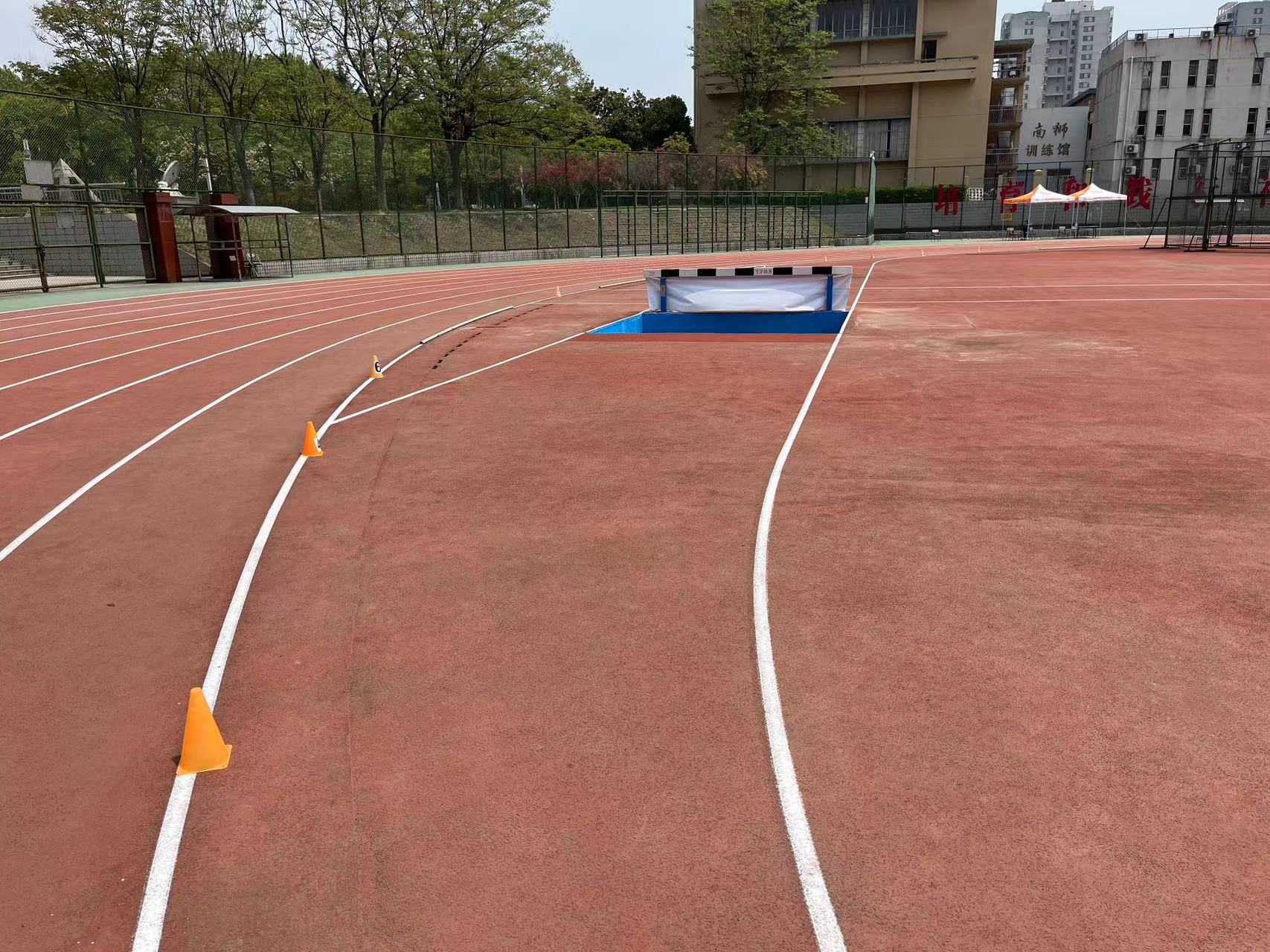 某体育学院3000米障碍赛场地